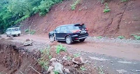 तापोळा महाबळेश्वर रोडवर पर्यटकांचा धोकादायक प्रवास