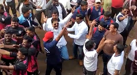 झिंगाटच्या तालावर जिल्हा परिषद कर्मचाऱ्यांनी कोरोनाचे नियम तुडवले पायदळी…