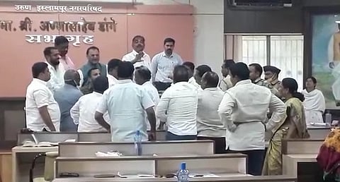 इस्लामपूरात विकास आघाडी व शिवसेनेच्या नगरसेवकांचा आत्मदहनाचा प्रयत्न