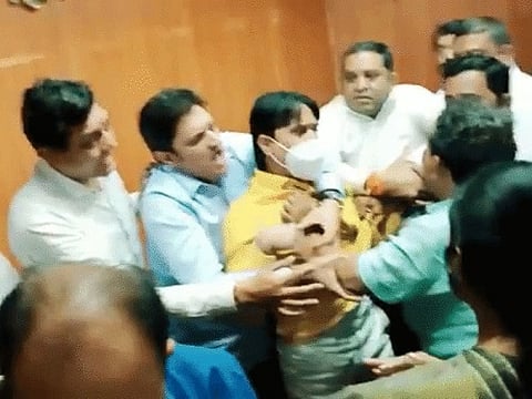 जळगाव महापालिका सभेत राडा; भाजप नगरसेवकांची उपमहापौरांना धक्काबुक्की