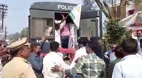 चंद्रपुरात विदर्भवादी संघटना आक्रमक; गांधी पुतळ्यासमोर दिल्या केंद्र सरकार विरोधात घोषणाबाजी