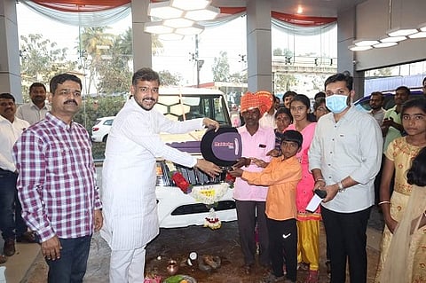 आनंद महिंद्रा यांनी शब्द पाळला; दत्तात्रय लोहारांना दिली बोलेरो कार भेट