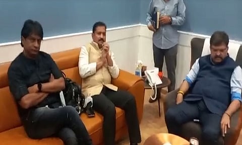 अभिनेते किरण माने मंत्री जितेंद्र आव्हाडांच्या भेटीला