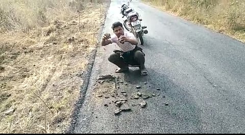 VIDEO : यवतमाळच्या तरुणानं केला निकृष्ट रस्त्याचा भांडाफोड