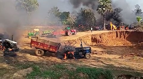 गडचिरोलीत विकासकामांना नक्षल्यांचा विरोध; रस्ते बांधकामावर असलेल्या 11 वाहनांची जाळपोळ