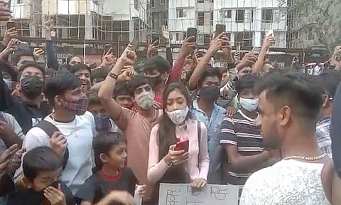 शिक्षण मंत्र्यांच्या घरासमोर विद्यार्थ्यांचे आंदोलन; आंदोलक विद्यार्थ्यांवर पोलिसांचा लाठीचार्ज