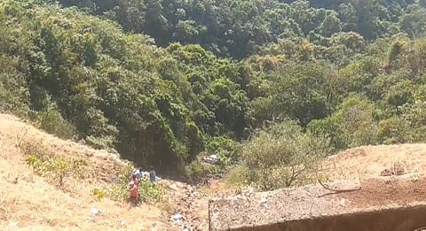 आंबा घाटात कार ३०० फूट खोल दरीत कोसळली; कार चालकाचा मृत्यू