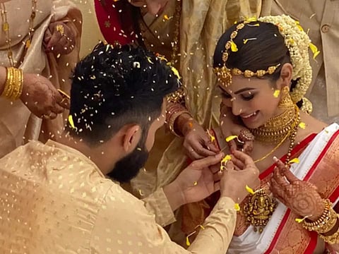 अभिनेत्री मौनी रॉय अडकली लग्नबंधनात; मौनी रॉयचा नवरा कोण आणि त्याची संपत्ती बघा
