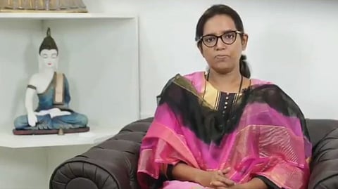 शिक्षण मंत्र्यांच्या घरासमोर संतप्त विद्यार्थ्यांचे आंदोलन; वर्षा गायकवाड म्हणाल्या…