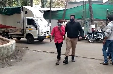 वसईत गटारावरील लोखंडी झाकणाची चोरी; 3 जणांविरोधात गुन्हा दाखल