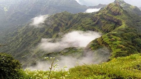 महाबळेश्वर परिसरात दवबिंदू गोठले