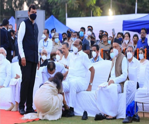 सुप्रिया सुळेंचा ‘तो’ फोटो व्हायरल; खाली बसून वडिलांना घातले बूट