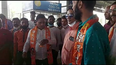 नागपूर एअरपोर्टवर शिवसैनिकांनी ‘या’ नेत्याविरोधात केली घोषणाबाजी; वाचा सविस्तर…