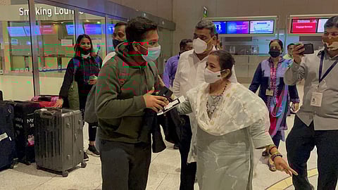 युक्रेनवरून 218 भावी डॉक्टर मायदेशी; विमानतळावर महापौरांनी केली विद्यार्थ्यांची चौकशी