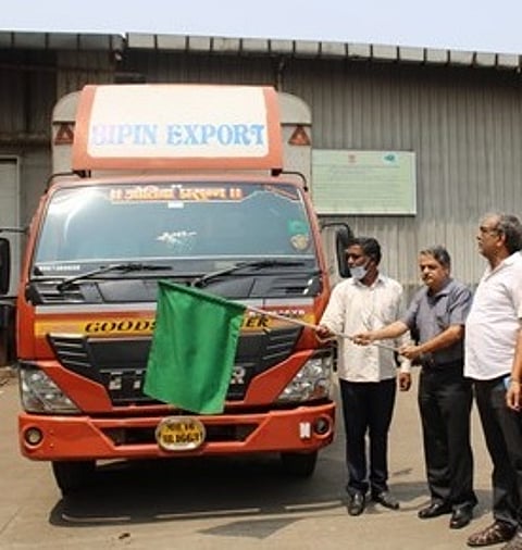 Truck with the Mangoes to be exported