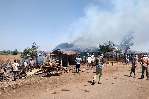 मेळघाटात आगीमुळे पाच आदिवासींच्या घरांची झाली राखरांगोळी