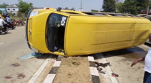 गडचिरोलीत ट्रकची स्कूल व्हॅनला धडक, दहापैकी चार विद्यार्थी गंभीर जखमी