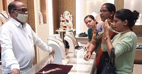 रशिया-युक्रेन युद्धाचा परिणाम; सोन्या-चांदीच्या भावात मोठी घसरण, जाणून घ्या आजचे दर