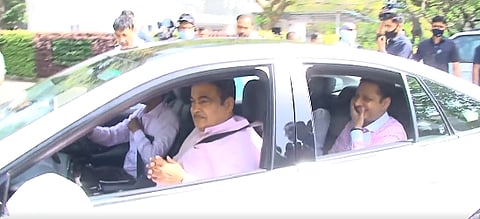 देशातील पहिल्या हायड्रोजन कारमधून गडकरी संसदेत