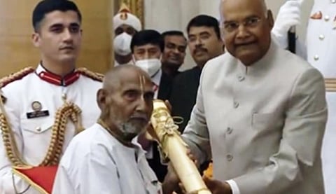 Video भावनिक प्रसंग : राष्ट्रपती, पंतप्रधानांनी यांच्यांसाठी खुर्ची सोडली