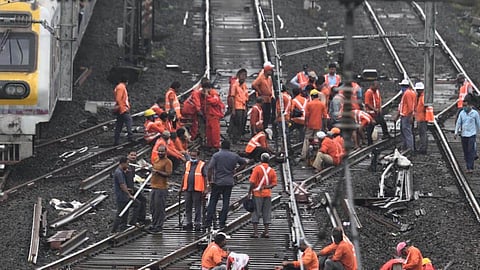 Mumbai Local Mega Block: आज तिन्ही मार्गावर मेगाब्लॉक, प्रवाश्यांचे होणार हाल