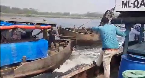 महसूल विभागाची धाड; अधिकाऱ्यांच्य़ा हातावर तुरी देऊन वाळू उपसा करणारे पसार