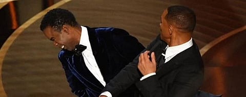 Oscars 2022 : ऑस्कर पुरस्कार सोहळ्यात विल स्मिथने क्रिस रॉक च्या कानशिलात लगावली…