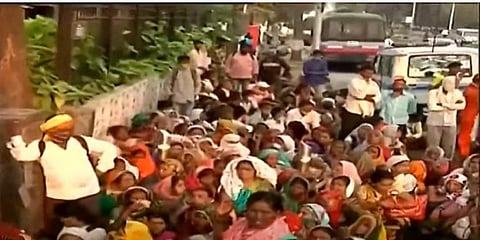 आदिवासी विकास मंत्र्यांच्या बंगल्याबाहेर आदिवासींचे ठिय्या आंदोलन