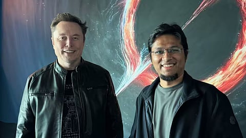 எலான் மஸ்க், தேவேந்திர சிங் சாப்லோட்