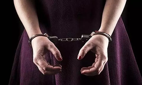 காதலனுக்கு கொடுத்த நகைகளை திருப்பி கேட்டதால் தாயை கொல்ல முயன்ற கல்லூரி மாணவி கைது