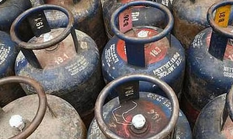 LPG Shortage| கியாஸ் சிலிண்டர் தட்டுப்பாடு: நீலகிரியில் ஓட்டல்கள், கடைகள் மூடப்படும் அபாயம்