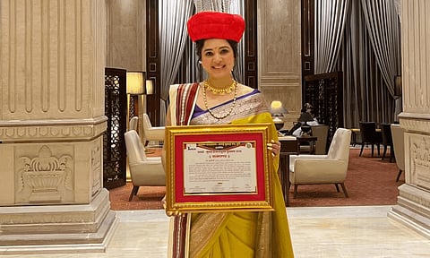 Srushti Dange | விருதும் கையுமாக வந்து சர்ப்ரைஸ் கொடுத்த ஸ்ருஷ்டி டாங்கே