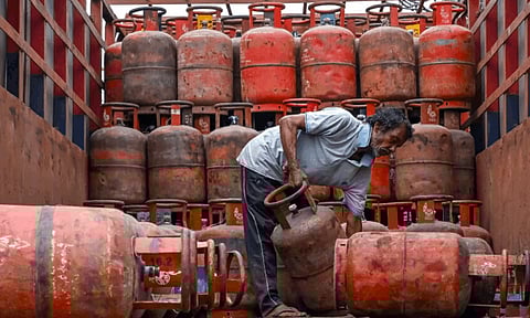 Gas Shortage | சமையல் கியாஸ் தட்டுப்பாடு... பீதி வேண்டாம் - மத்திய அரசு விளக்கம்