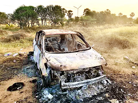 காருக்குள் கருகிய நிலையில் 4 உடல்கள் மீட்பு - சம்பவ இடத்தில் தடயவியல் துறை ஆய்வு