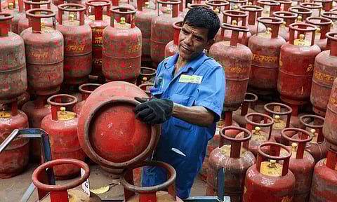 LPG Shortage | எல்.பி.ஜி. பெற ஆதார் கட்டாயம் - உண்மை என்ன தெரியுமா?