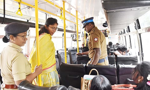 தேர்தல் பறக்கும் படை குழுவினர் வாகன சோதனை