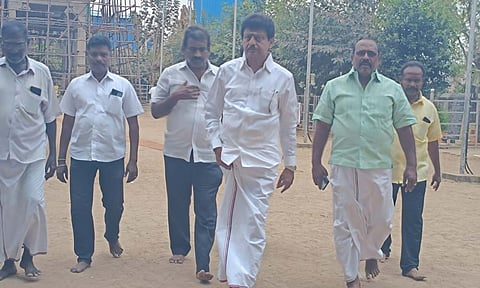 வீரட்டானேஸ்வரர் கோவிலை திவாகரன் வலம் வந்த காட்சி.