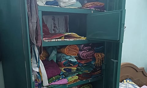 கொள்ளை போன வீட்டில் பீரோ உடைக்கப்பட்டுள்ள காட்சி.