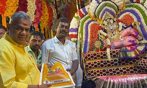 TVK Vijay| மேல்மலையனூர் அங்காளம்மன் கோவிலில் புஸ்சி ஆனந்த் வழிபாடு- வேட்பாளர் பட்டியலை வைத்து தரிசனம்