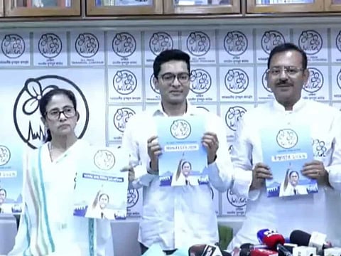 பெண்களுக்கு மாதந்தோறும் 1500 ரூபாய்: தேர்தல் அறிக்கை வெளியிட்டு மம்தா பானர்ஜி வாக்குறுதி