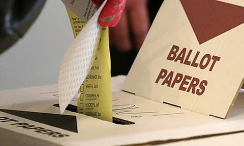 அத்தியாவசிய பணியில் இருக்கும் வாக்காளர்கள் தபால் ஓட்டு போடுவது எப்படி? தேர்தல் கமிஷன் விளக்கம்