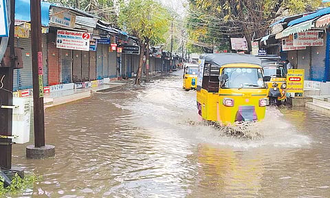 மதுரையில் கொட்டி தீர்த்த கனமழை- சாலைகளில் தண்ணீர் தேங்கியால் பொதுமக்கள் சிரமம்| Rain