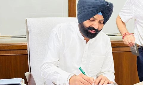 அரசு அதிகாரி தற்கொலையால் சர்ச்சை: பஞ்சாப் போக்குவரத்துத் துறை அமைச்சர் ராஜினாமா | Punjab