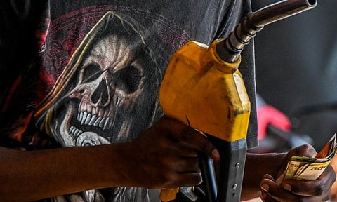 ஒரே நாளில் 25% உயர்ந்த விலை... இலங்கையில் ஒரு லிட்டர் பெட்ரோல் ரூ.398க்கு விற்பனை