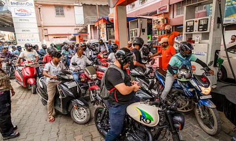 நாட்டில் அடுத்த 60 நாட்களுக்கு தேவையான எரிபொருள் கையிருப்பில் உள்ளது - மத்திய அரசு