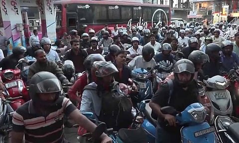 எரிபொருள் தட்டுப்பாடு..? அசாமில் பெட்ரோல் பங்குகளில் குவிந்த மக்கள்