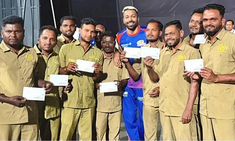 உலகக் கோப்பையில் என்னுடன் நின்றவர்கள் நீங்கள்... வான்கடே ஊழியர்களுக்கு பரிசு வழங்கிய பாண்ட்யா