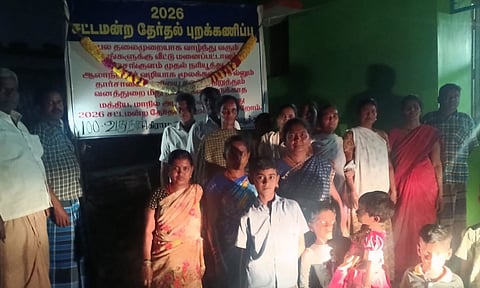 தேர்தல் புறக்கணிப்பு அறிவித்த 100-வது நாளை இனிப்பு வழங்கி வேதனையை பகிர்ந்த மக்கள்