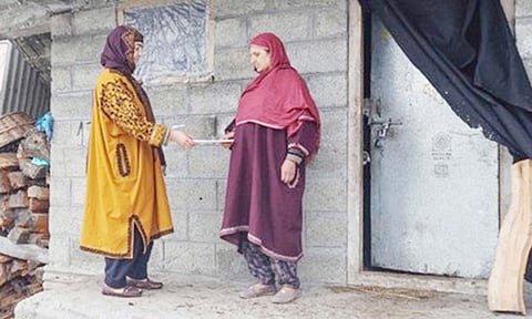 ஜம்மு காஷ்மீரில் 30 ஆண்டுகளாக தினமும் நடந்தே தபால் வேலை செய்யும் பெண்