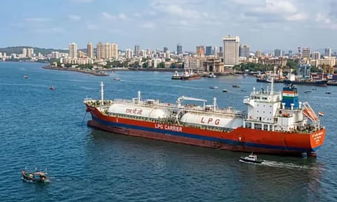 Jag Vasant: 42,000 டன் LPG உடன் குஜராத் வந்தடைந்த இந்திய கப்பல்